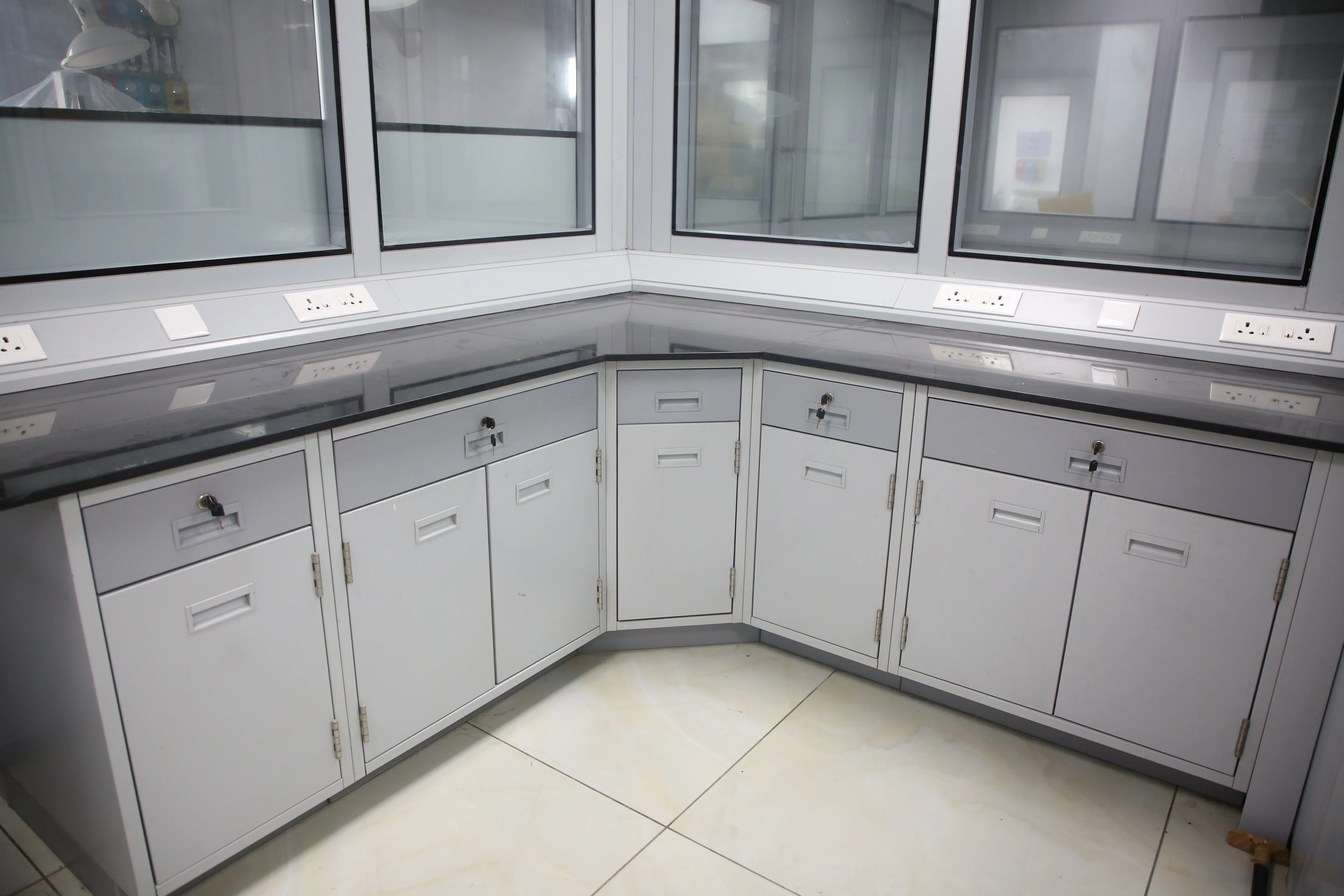 modular laboratory furniture clean room manufacturer and supplier in Gujarat